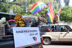 Integrantes de Alianza por la Diversidad Sexual de El Salvador responsabilizaron a los partidos ARENA, PDC e iglesias de promover asesinatos y maltratos dirigidos a los homosexuales. Foto Diario Co Latino/Juan Carlos Villafranco